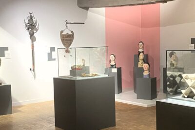 la salle de l'exposition "Curiosités Chinonaises" - Agrandir l'image 2 sur 12, fenêtre modale