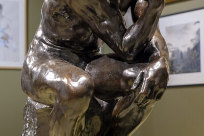 Statue du Penseur de Rodin en taille moyenne originale, en gros plan, au sein du Musée du Véron - Agrandir l'image 9 sur 14, fenêtre modale