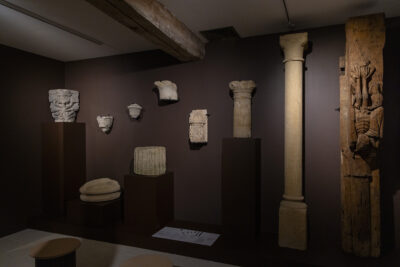 Photo d'une salle d'exposition du musée du Véron avec des morceaux de colonne - Agrandir l'image 12 sur 14, fenêtre modale