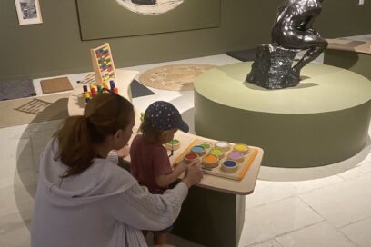 Bébé au musée - Agrandir l'image, fenêtre modale