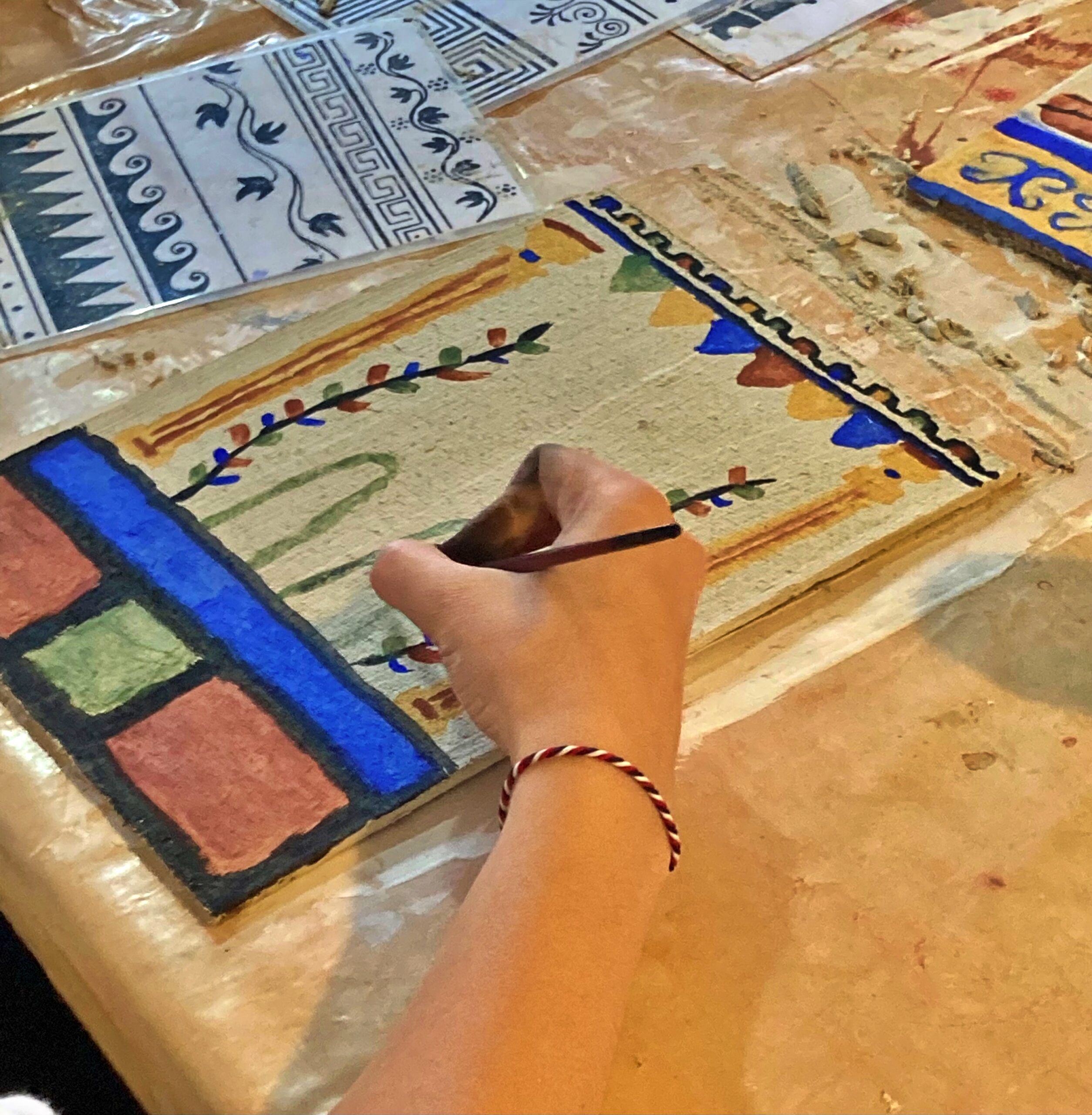 Un élève est en train de faire l'atelier enduit peint - Agrandir l'image, fenêtre modale