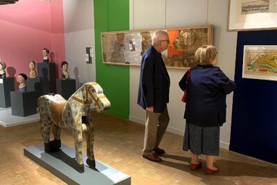 Des personnes observant une oeuvre au mur dans une salle d'exposition - Agrandir l'image 3 sur 12, fenêtre modale