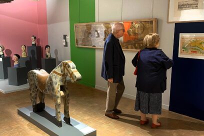 Des personnes observant une oeuvre au mur dans une salle d'exposition - Agrandir l'image, fenêtre modale