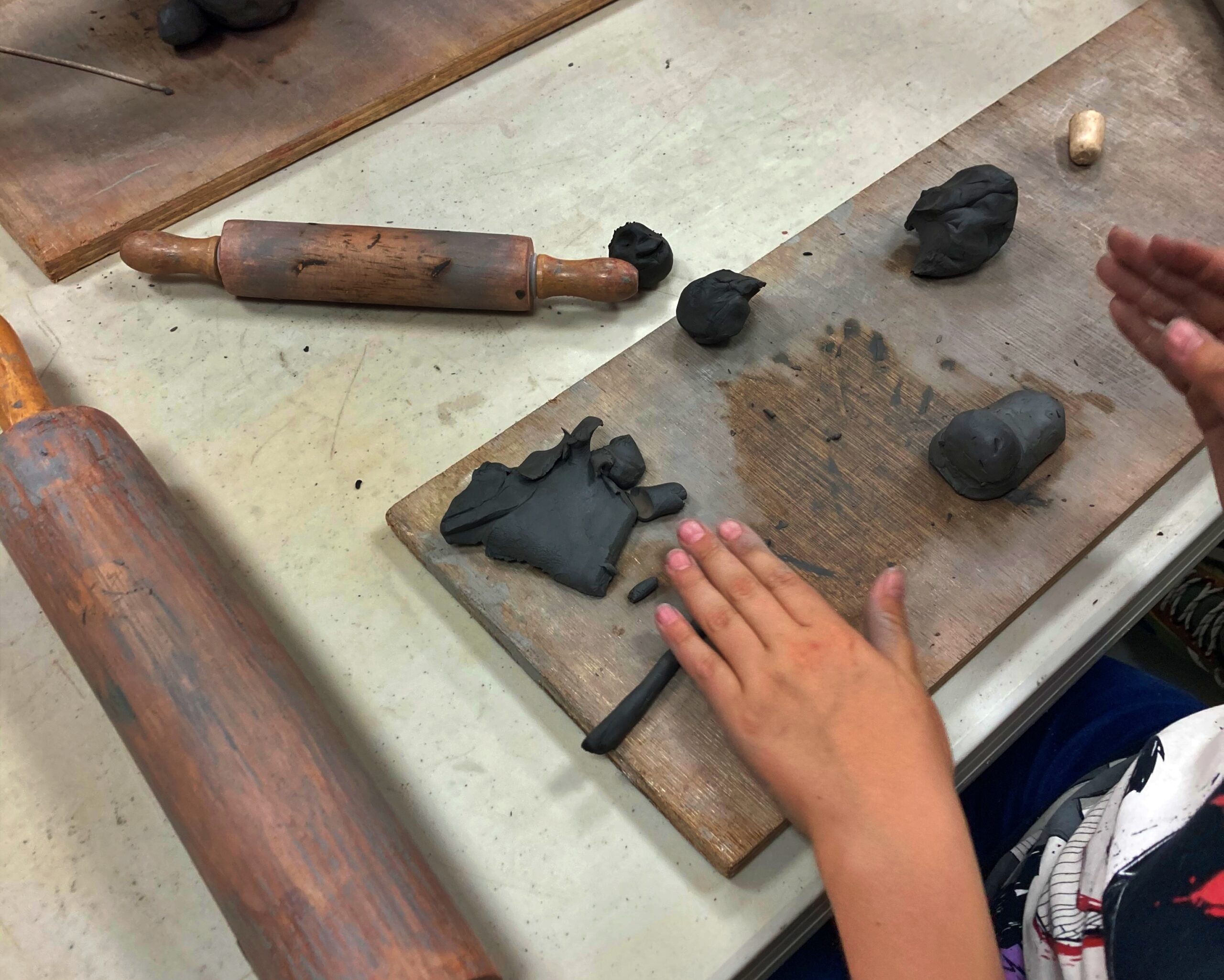 un élève représente un animal en poterie - Agrandir l'image, fenêtre modale