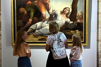 Une famille devant l'oeuvre de Lubin Baugin - Agrandir l'image 4 sur 12, fenêtre modale