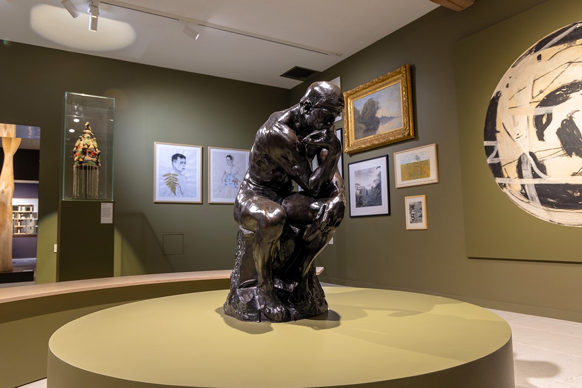 La première salle du Musée du Véron avec Le Penseur de Rodin. - Agrandir l'image, fenêtre modale