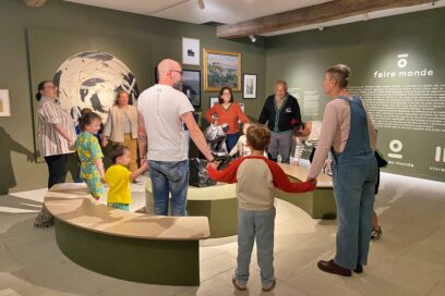des familles font une ronde dans le musée - Agrandir l'image, fenêtre modale