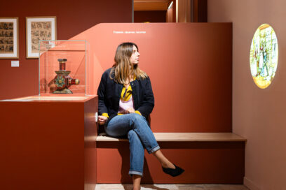 Une femme est dans le musée - Agrandir l'image, fenêtre modale