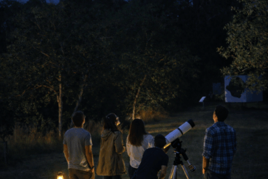 des visiteurs sont en train de regarder les étoiles dans le bocage