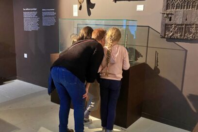 une visite en famille dans le musée - Agrandir l'image, fenêtre modale