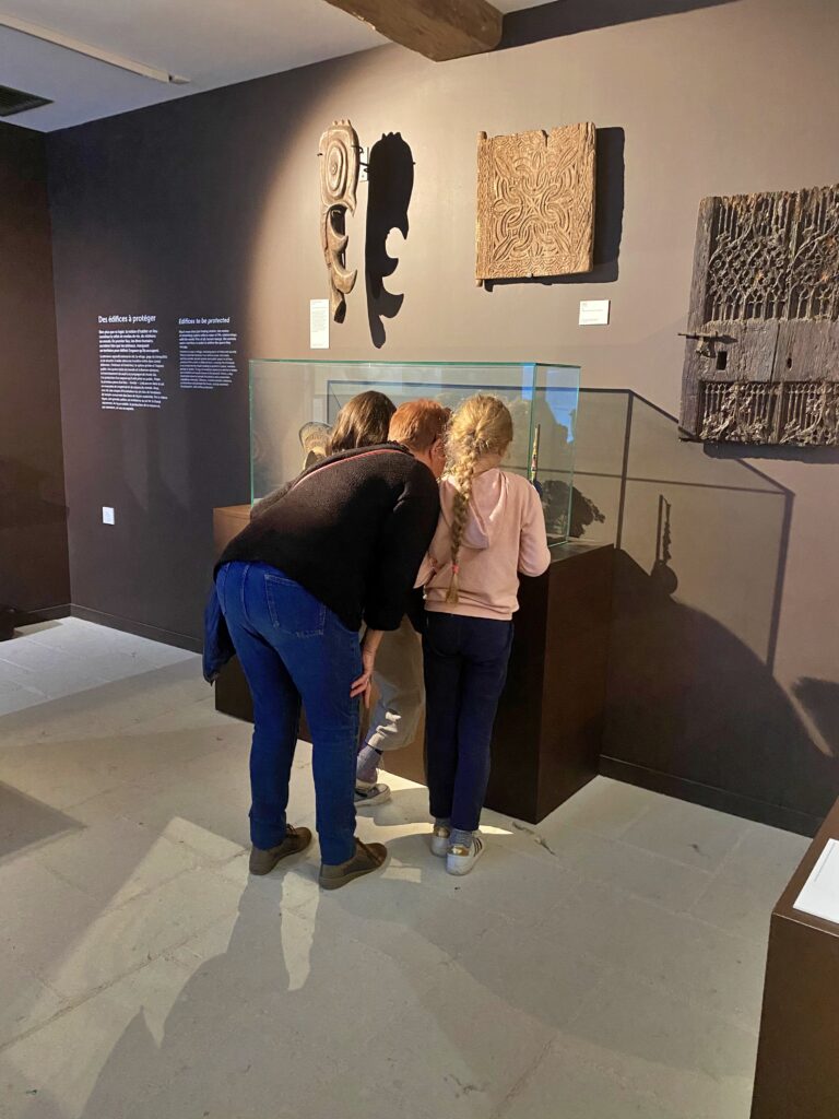 une visite en famille dans le musée - Agrandir l'image, fenêtre modale