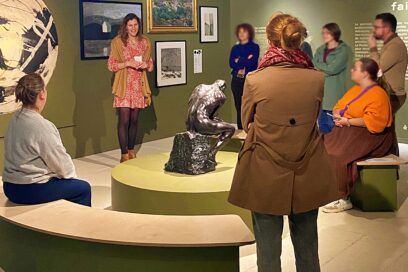 des visiteurs en train de suivre une visite autour d'une oeuvre d'auguste rodin - Agrandir l'image, fenêtre modale