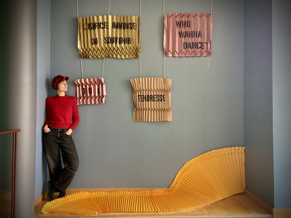 L'artiste Angélique Cormier avec ses oeuvres en origami - Agrandir l'image, fenêtre modale