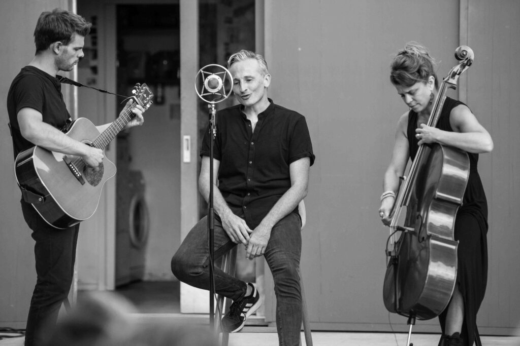 Les artistes de MAKJA en train de jouer une musique - Agrandir l'image, fenêtre modale