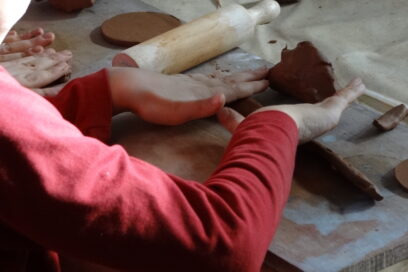 un visiteur est en train de modeler de l'argile - Agrandir l'image, fenêtre modale