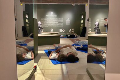 Les visiteurs du musée sont allongés dans les salles du musée en train de participer à une visite méditative - Agrandir l'image, fenêtre modale