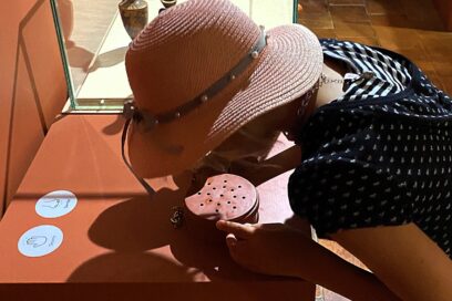 une petite fille en train de sentir un parfum dans les salles du musée - Agrandir l'image, fenêtre modale