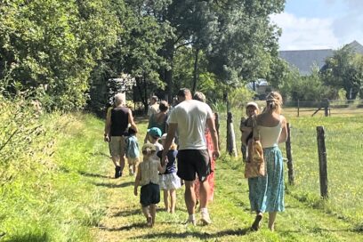 Une famille se proène dans le bocage du musée du Véron - Agrandir l'image, fenêtre modale