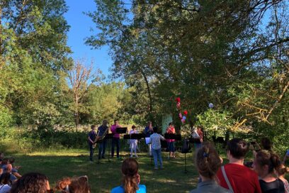 des musiciens jouent dans le bocage - Agrandir l'image, fenêtre modale
