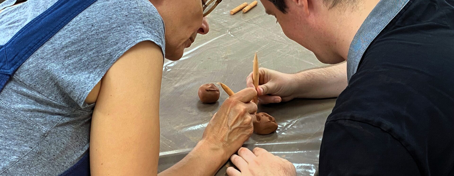 Un visiteur en situation d'andicap mental en train de réaliser un atelier au musée