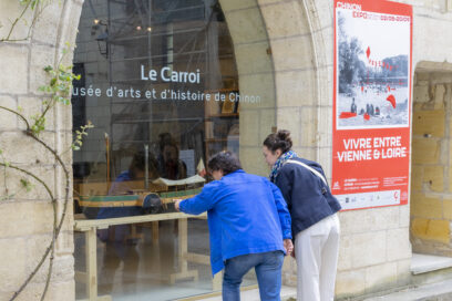 Vue extérieure de la façade du musée sur la vitrine d'entrée - Agrandir l'image, fenêtre modale