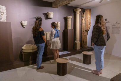 3 visiteuses regardent les oeuvres exposées dans le musée. - Agrandir l'image, fenêtre modale