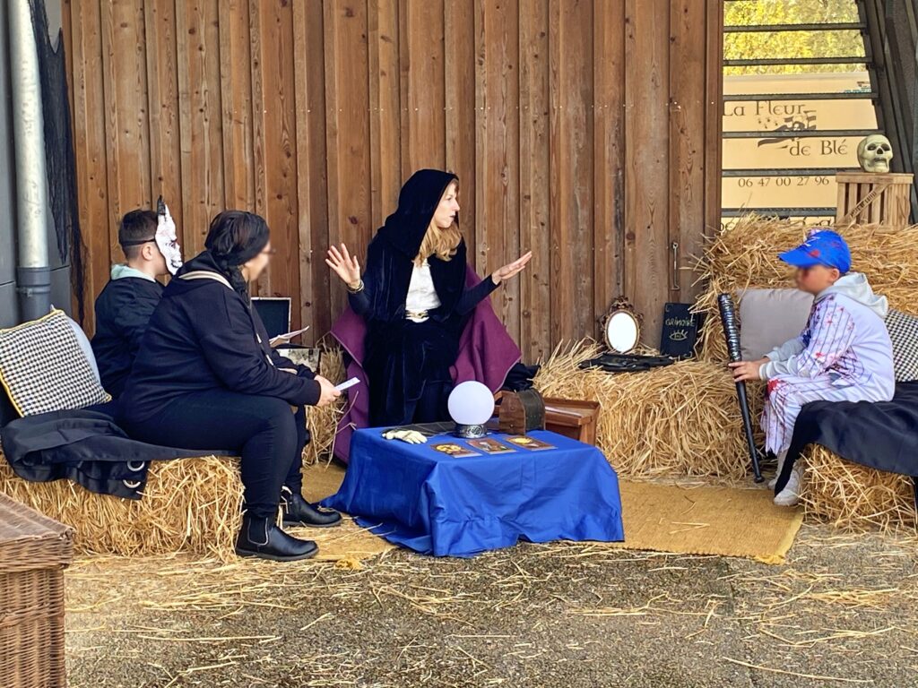la visite déguisée commence au musée - Agrandir l'image, fenêtre modale