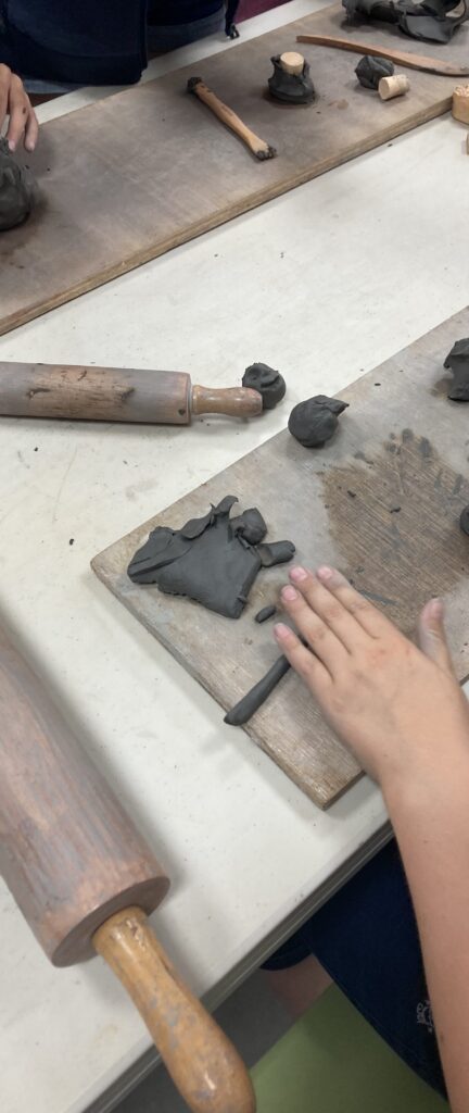 des enfants en train de faire du modelage - Agrandir l'image, fenêtre modale