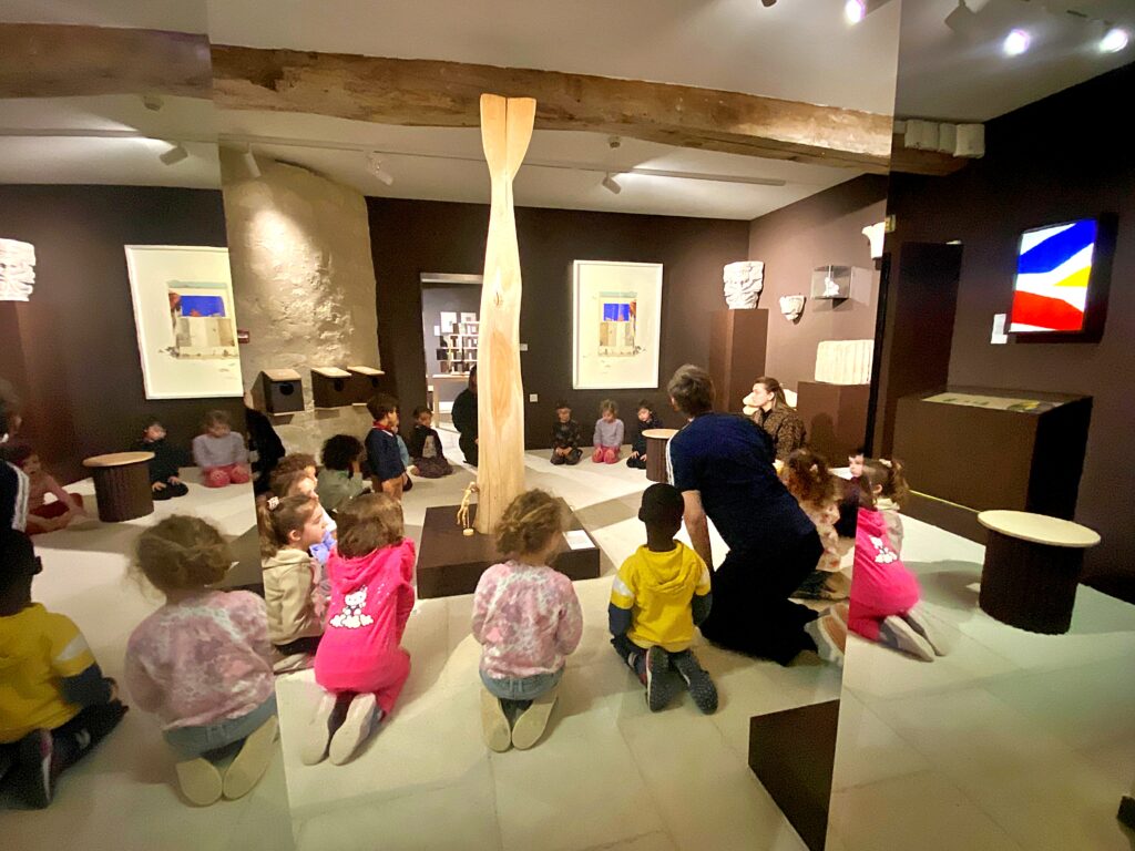 Une classe de maternelle est en train de faire une visite - Agrandir l'image, fenêtre modale